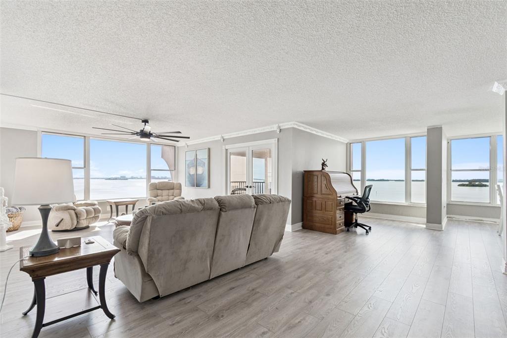 634 Edgewater Drive, Unit 844 Dunedin, FL 34698 - Photo 7 of 68 a living room with furniture and a table