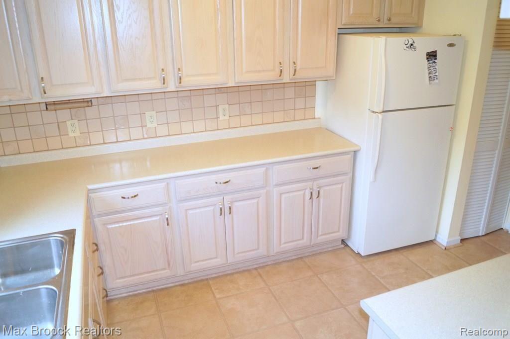 4041 West Maple Road, Unit 201 Bloomfield Hills, MI 48301 - Photo 5 of 16 05.JPG