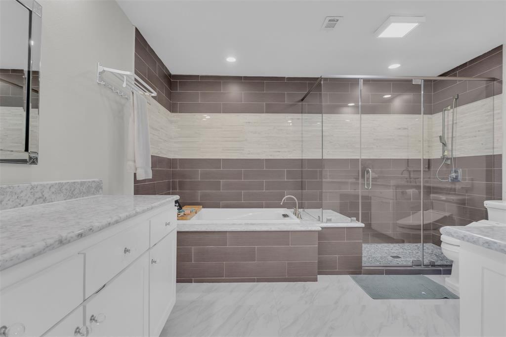 4808 Thunder Road Dallas, TX 75244 - Photo 39 of 39 a bathroom with a bathtub and sink