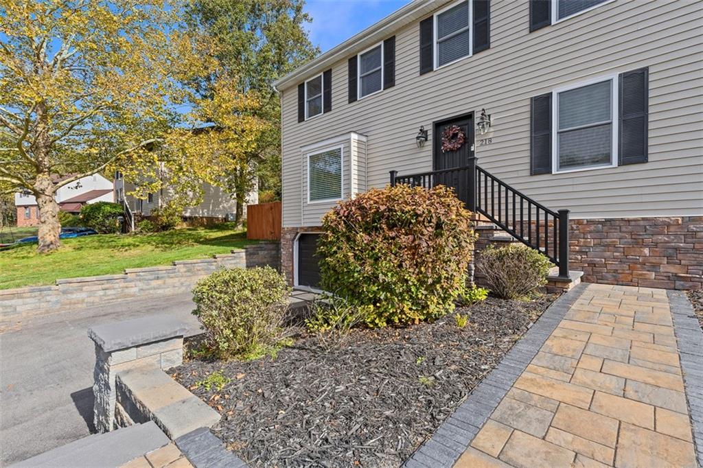 218 Lakeside Drive McKees Rocks, PA 15136 - Photo 3 of 48