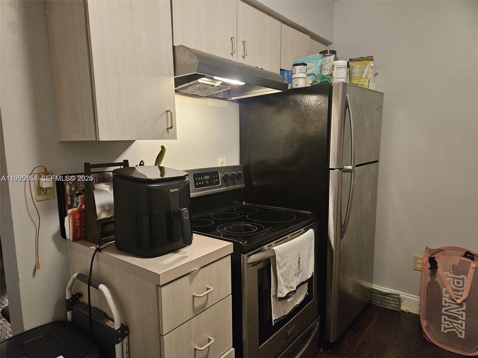 1140 Independence Trail, Unit 1140H Homestead, FL 33034 - Photo 6 of 7 a kitchen with a stove and a refrigerator