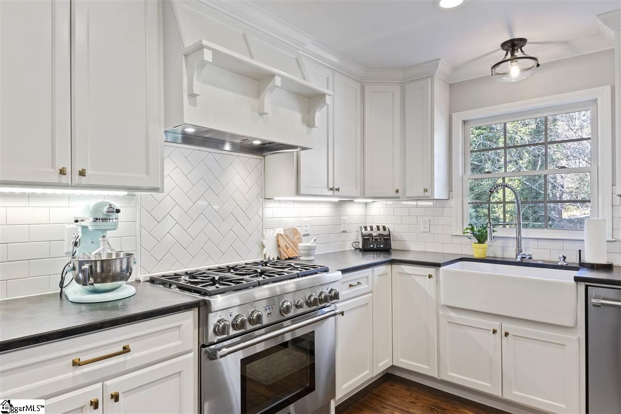 322 Henderson Road Greenville, SC 29607 - Photo 8 of 36