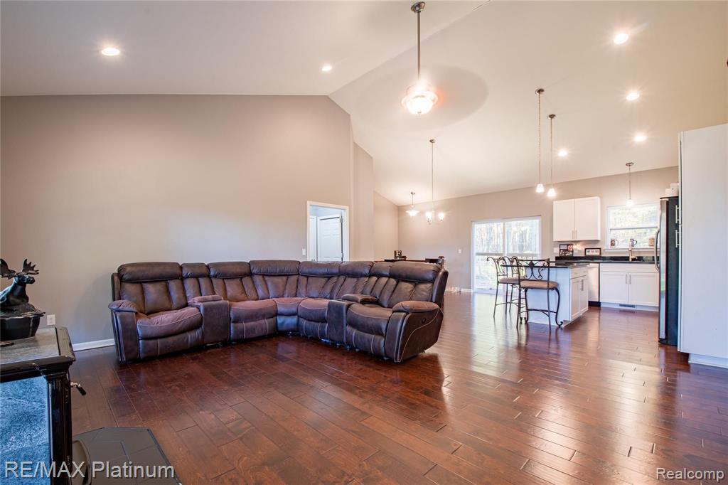 5590 Hartland Road Fenton, MI 48430 - Photo 7 of 46