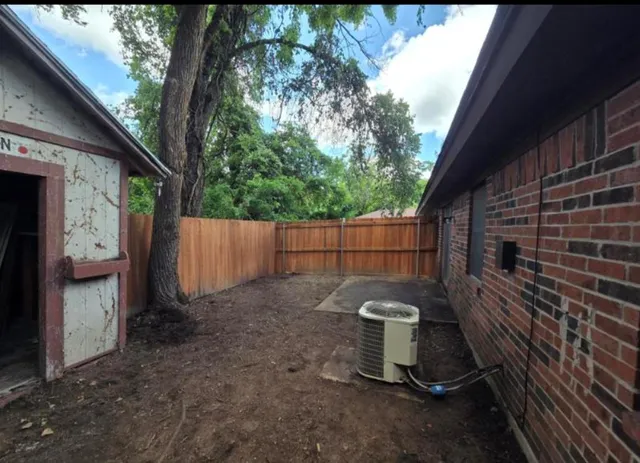 a view of a backyard
