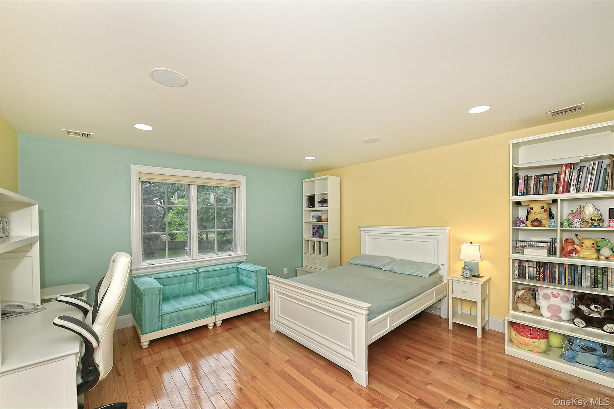 14 Norgate Road Glen Head, NY 11545 - Photo 28 of 44 a bedroom with a bed and a book shelf