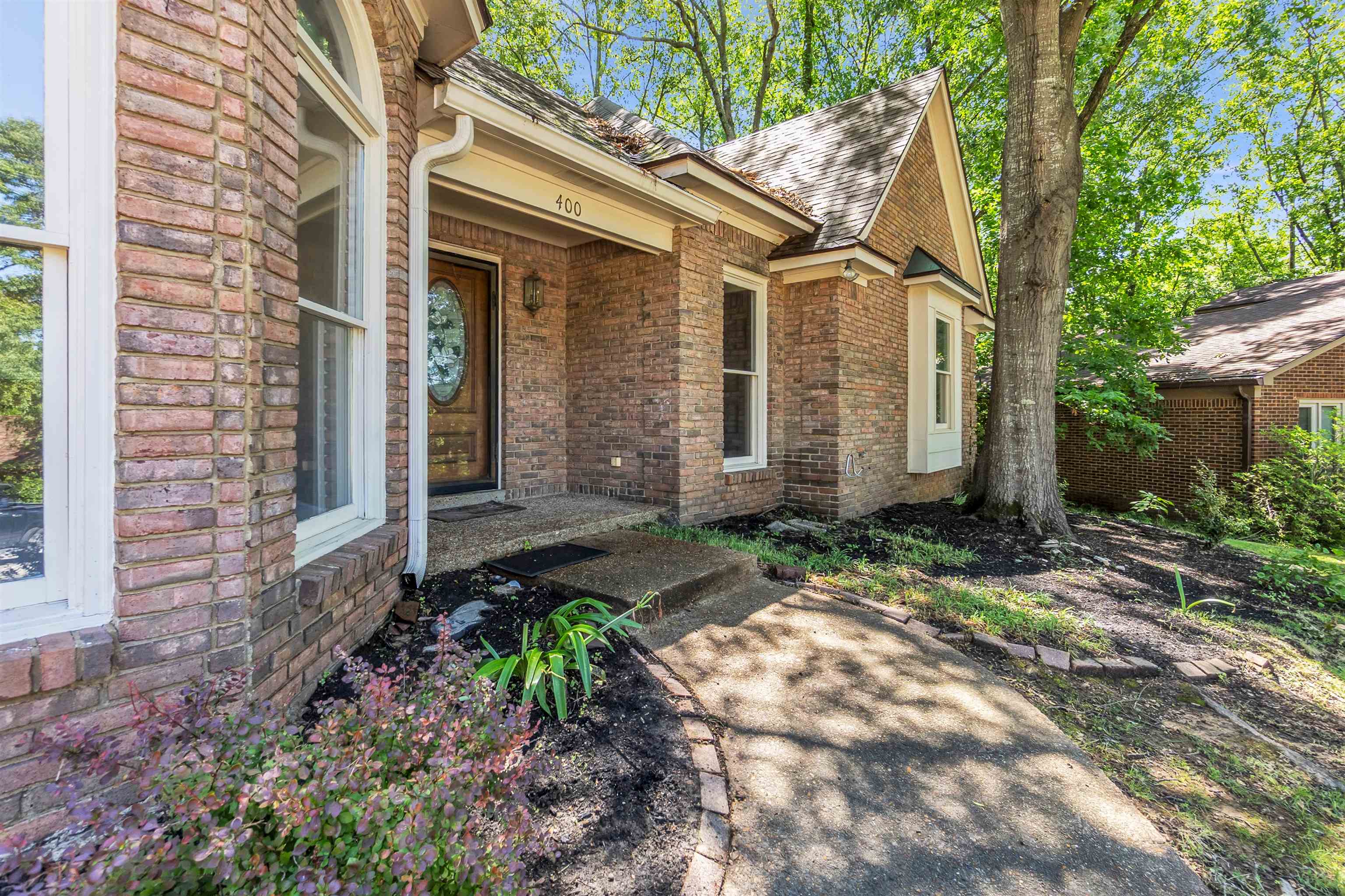 400 Reksten Cove Memphis, TN 38018 - Photo 3 of 26 Brick exterior featuring a wood entry door with oval leaded glass