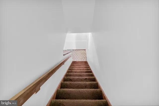 a view of a house with a small yard and plants