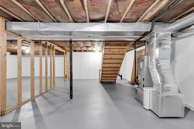 a sign that is sitting in the grass next to a road