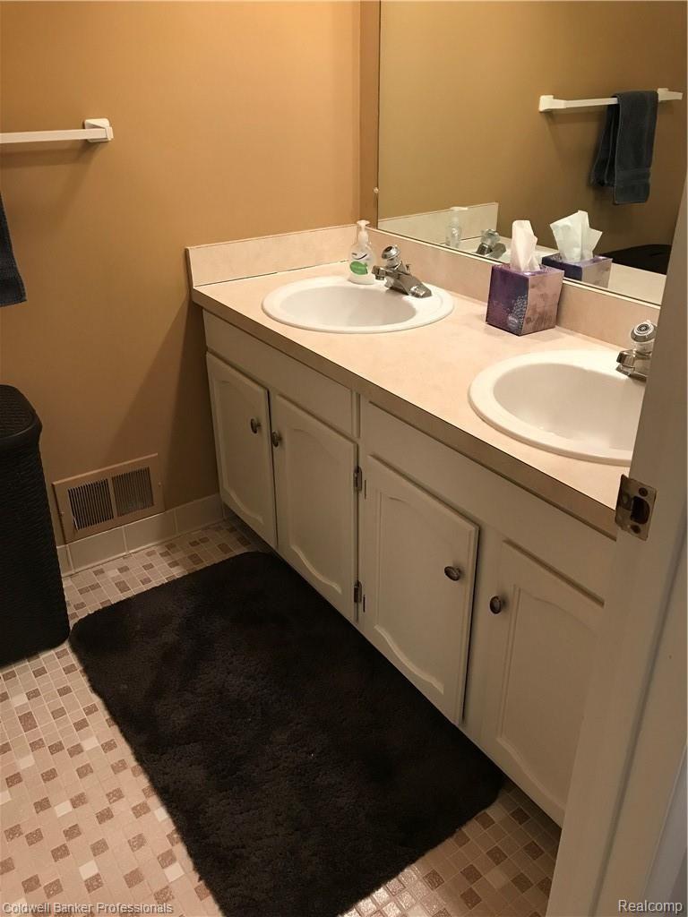 1798 Reis Court Rochester, MI 48309 - Photo 17 of 22 Upstairs Full Bath For Kid/Guest Bedrooms. Dual Sinks