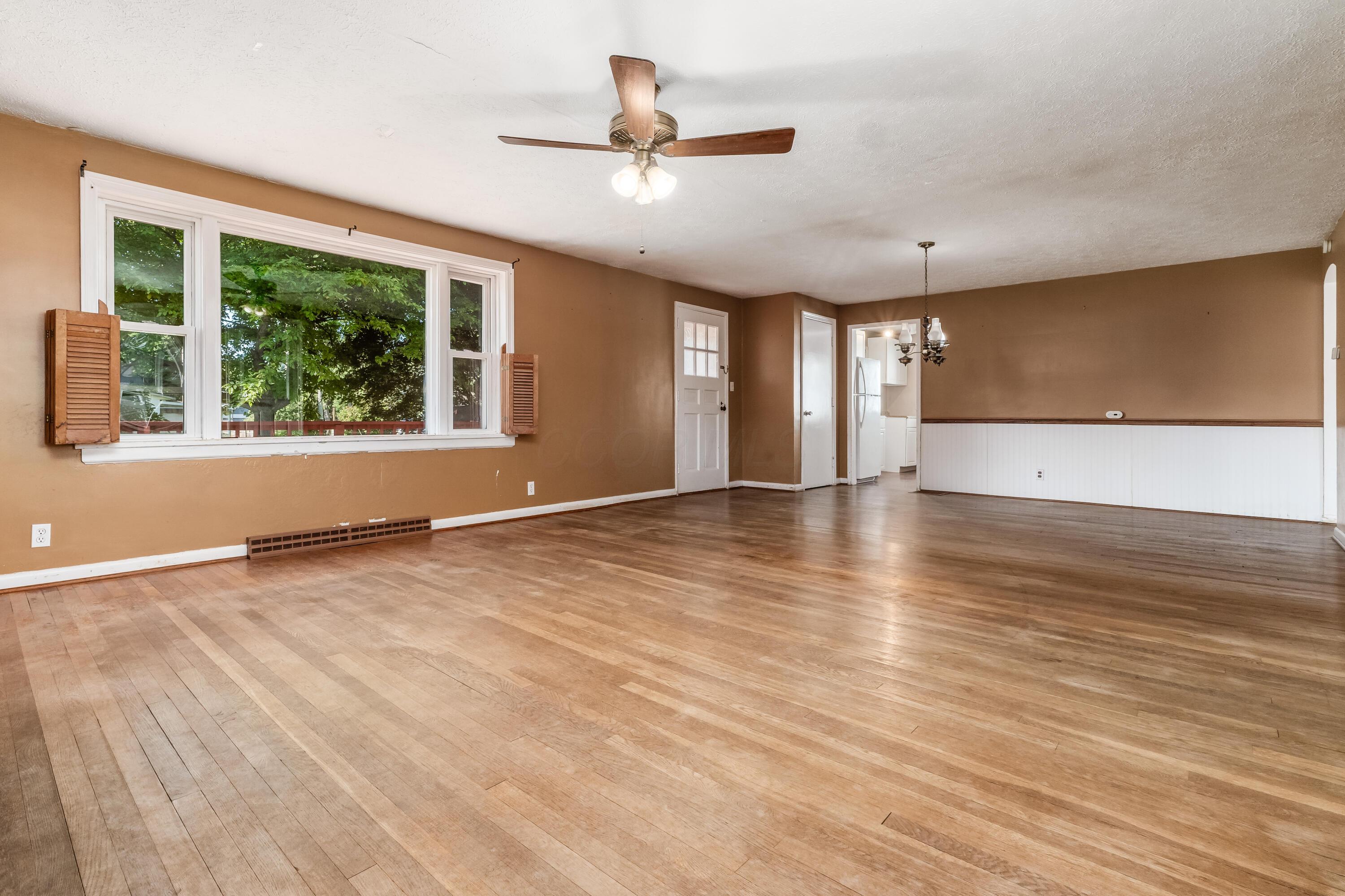 240 Stare Road Newark, OH 43055 - Photo 10 of 32 Living/Dining Area