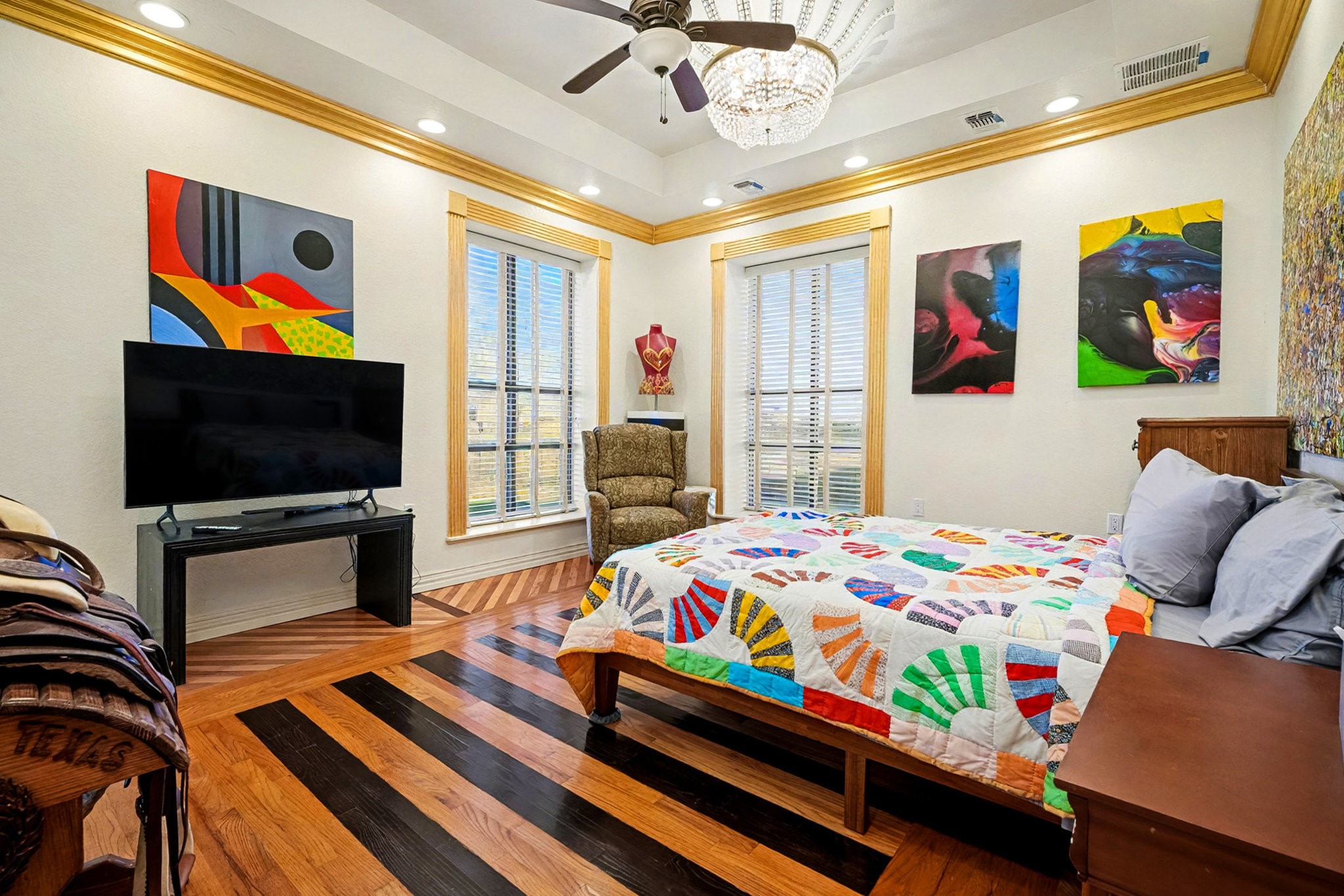1200 Davenport Parkway Rosharon, TX 77583 - Photo 24 of 49 Bright guest (1) suite featuring large picture windows, designer ceiling lighting, and
artistic décor with Texas-style charm.