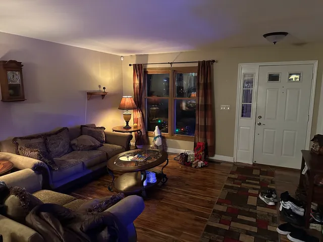 $2,350 | 716 Greenmeadow Court, Crystal Lake, IL 60014