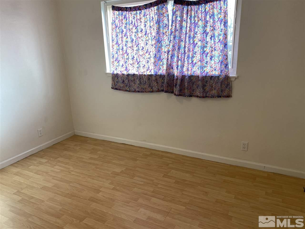 1165 Manhattan Street Reno, NV 89512 - Photo 7 of 14 en empty room with window
