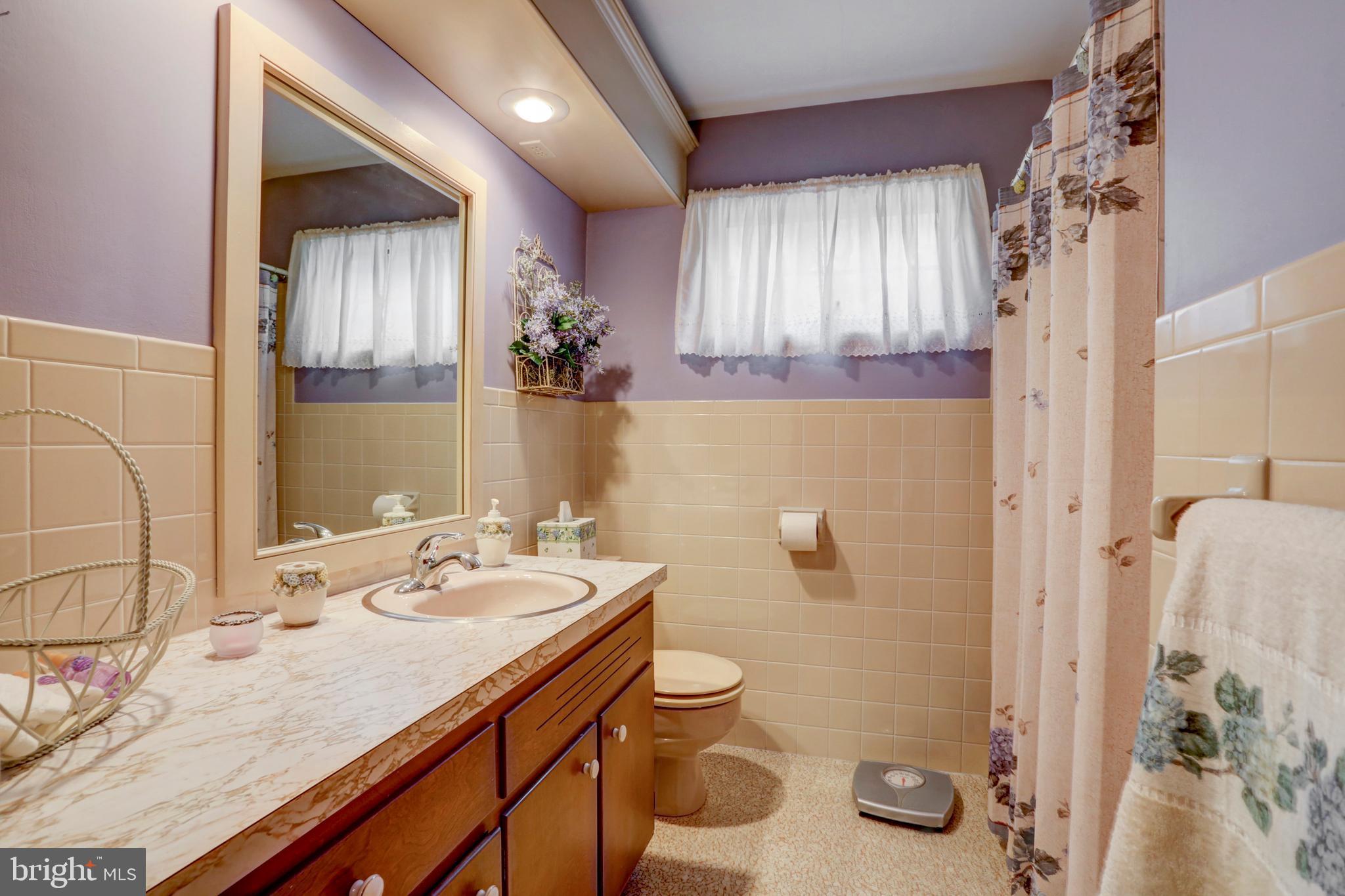 800 Willow Road Lancaster, PA 17601 - Photo 34 of 55 Second Floor Full Bathroom