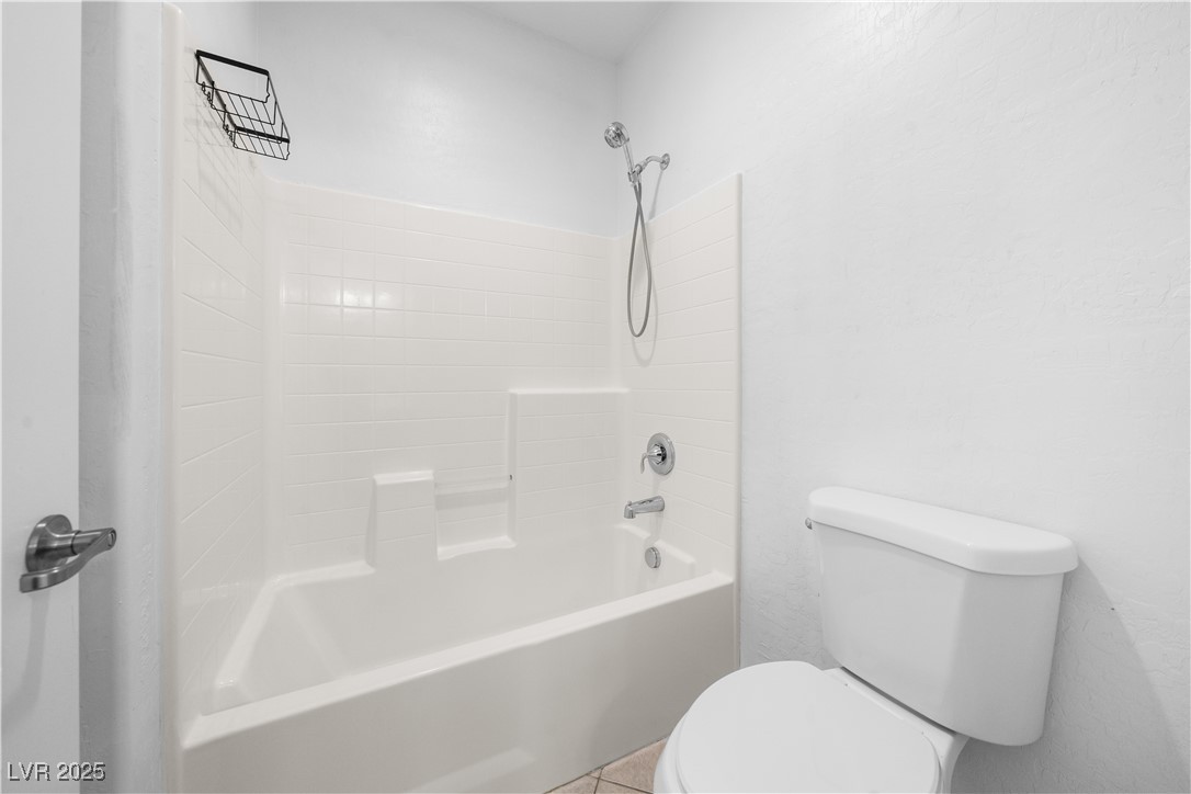 10059 Lady Apple Drive Las Vegas, NV 89148 - Photo 15 of 31 Full bathroom with bathtub / shower combination and toilet