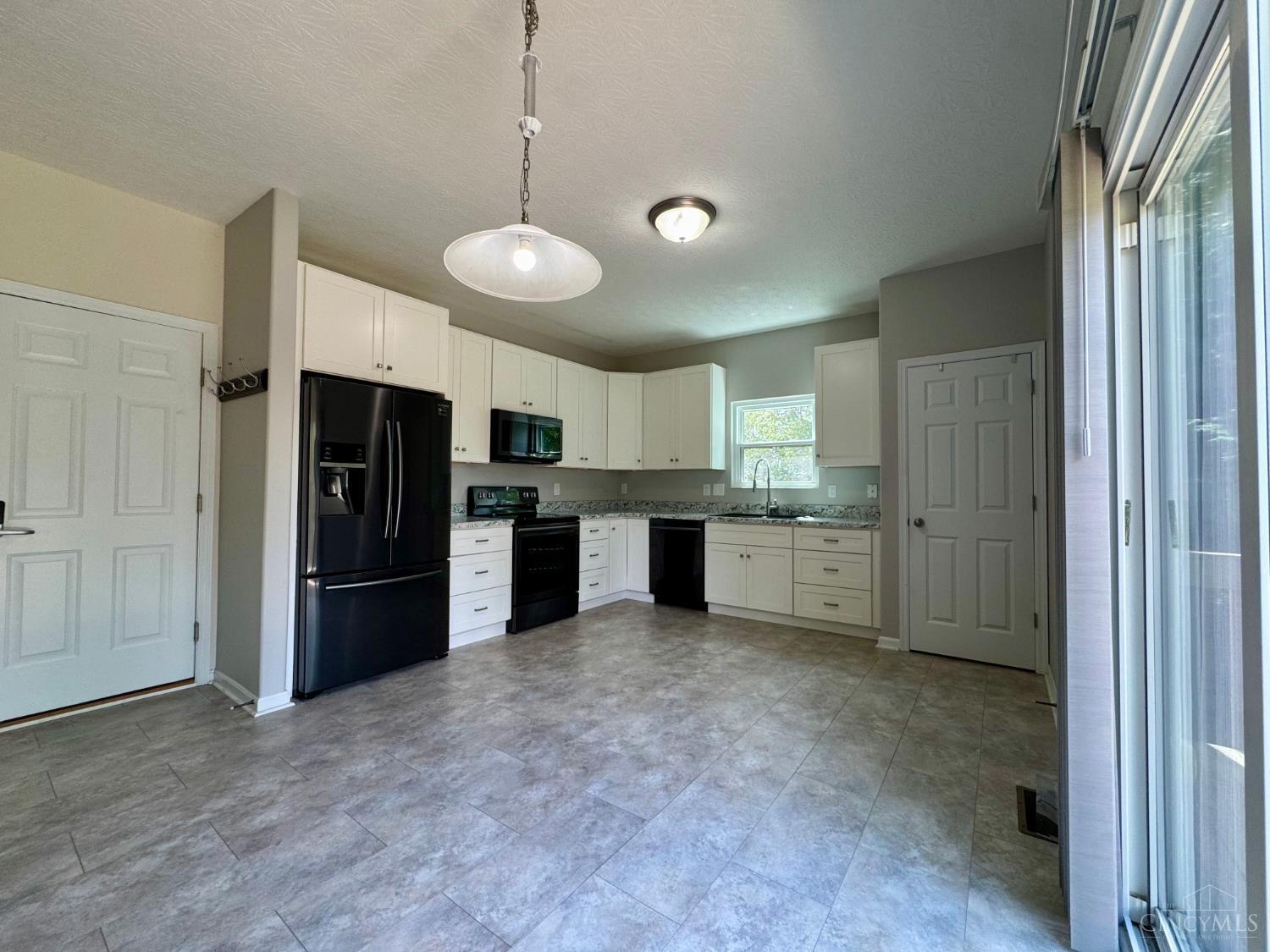 7448 Locust View Lane Cincinnati, OH 45239 - Photo 12 of 44
