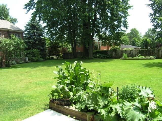 1015 Devonshire Road Grosse Pointe, MI 48230 - Photo 29 of 29 Yard