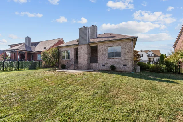 a view of a house with backyard and garden