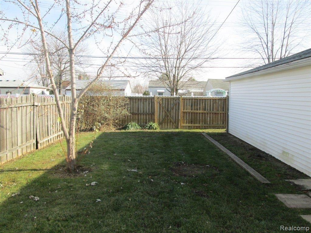 17605 Reno Street Riverview, MI 48193 - Photo 4 of 16 4-Backyard.JPG