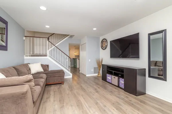 $2,750 | 23 Carey Lane, Streamwood, IL 60107