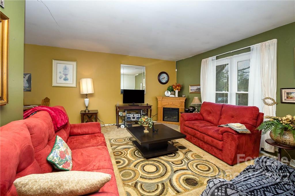 4108 Colebrook Road Charlotte, NC 28215 - Photo 5 of 32 Gallery Image 5