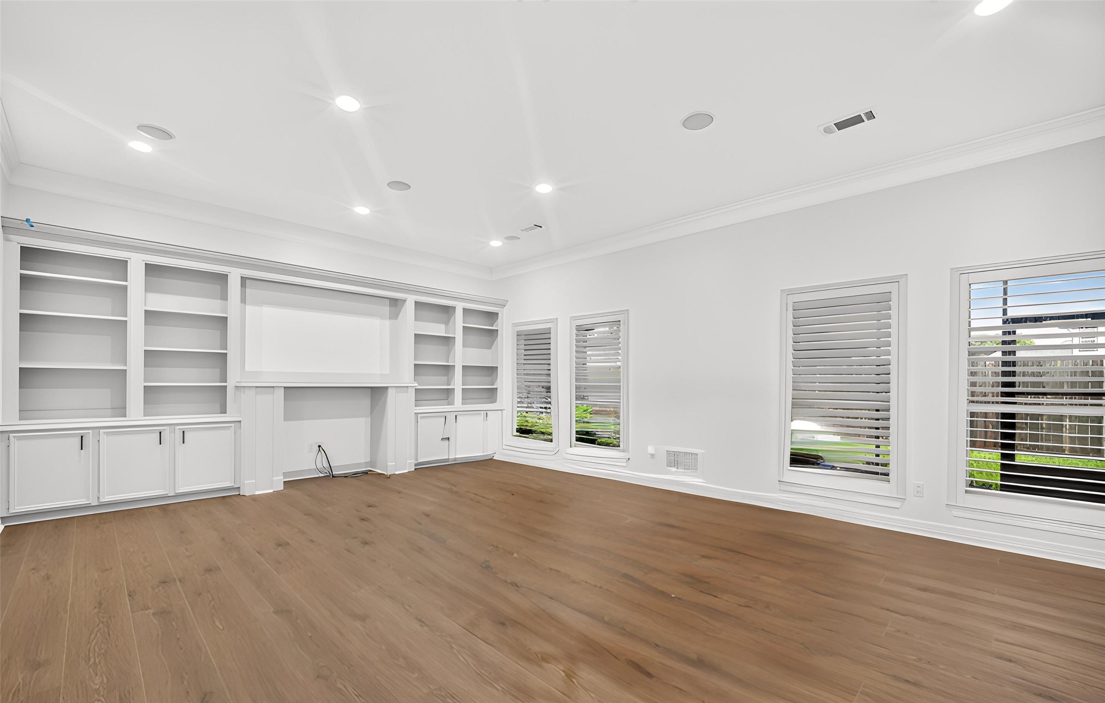 4415 Country Club View Baytown, TX 77521 - Photo 13 of 50 Plenty of space for a large-screen TV, decorative accents, and all your favorite personal touches.