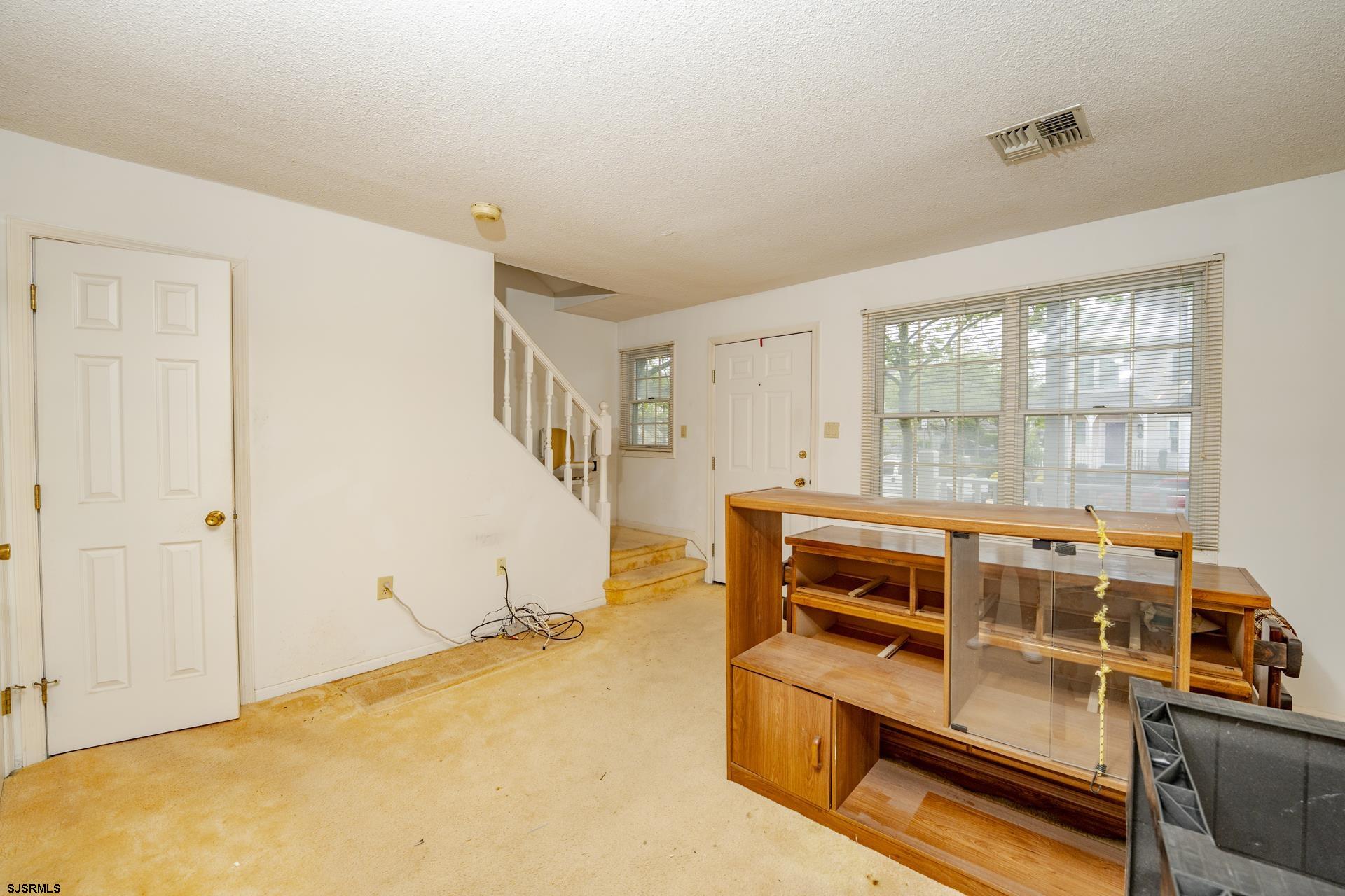 19 Clipper Court Atlantic City, NJ 08401 - Photo 4 of 53 a living room with a bed furniture and a window