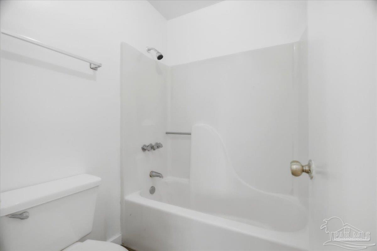 601 East Burgess Road, Unit C6 Pensacola, FL 32504 - Photo 32 of 39 a bathroom with a bathtub