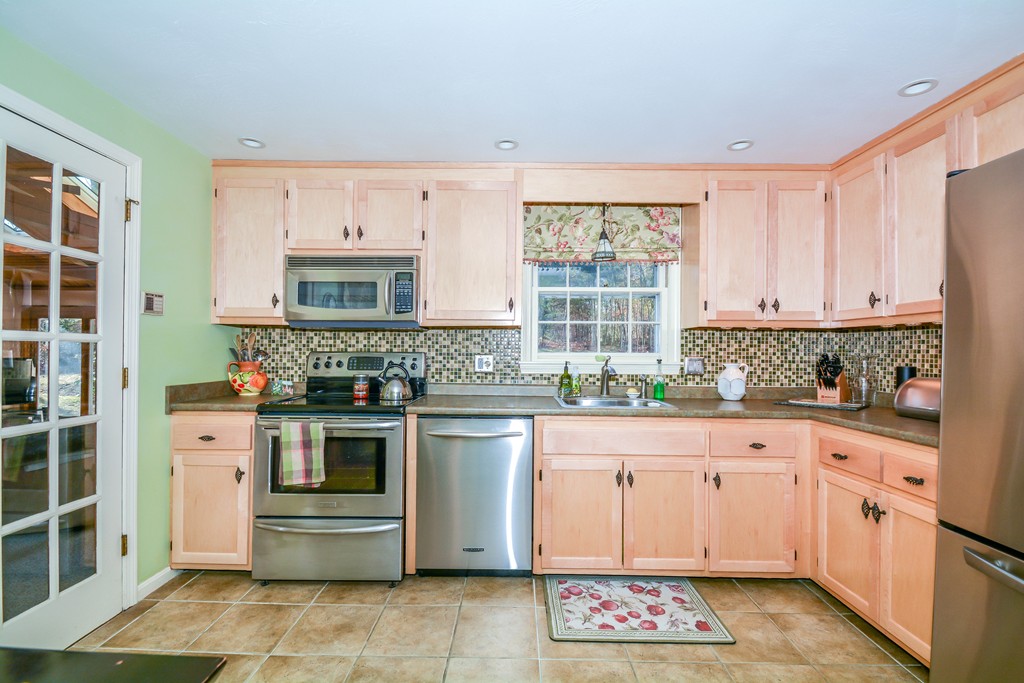 7 Lexington Road Dracut, MA 01826 - Photo 6 of 29 Gallery Image 6