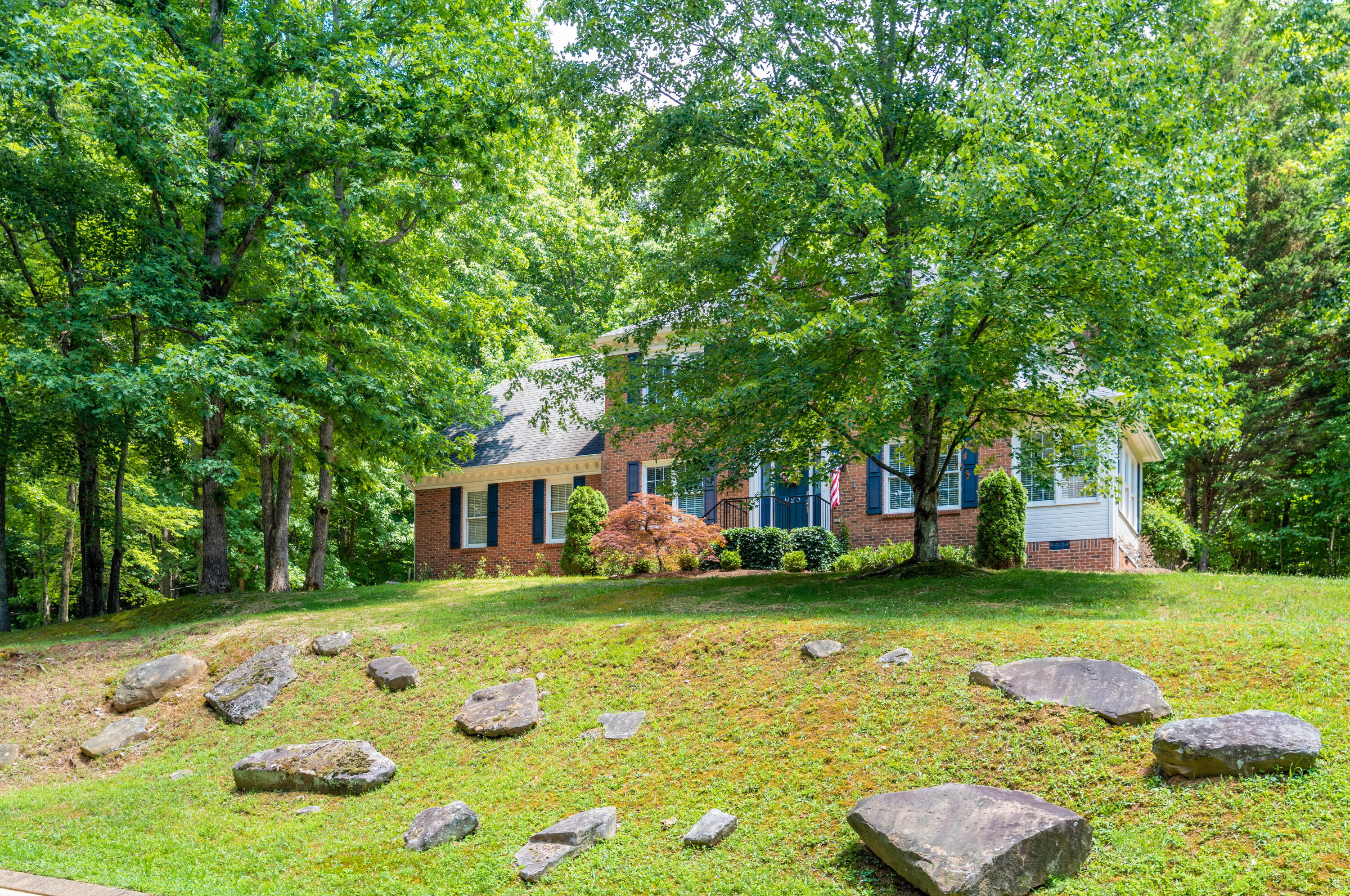 925 Dunsinane Road Signal Mountain, TN 37377 - Photo 3 of 68 3