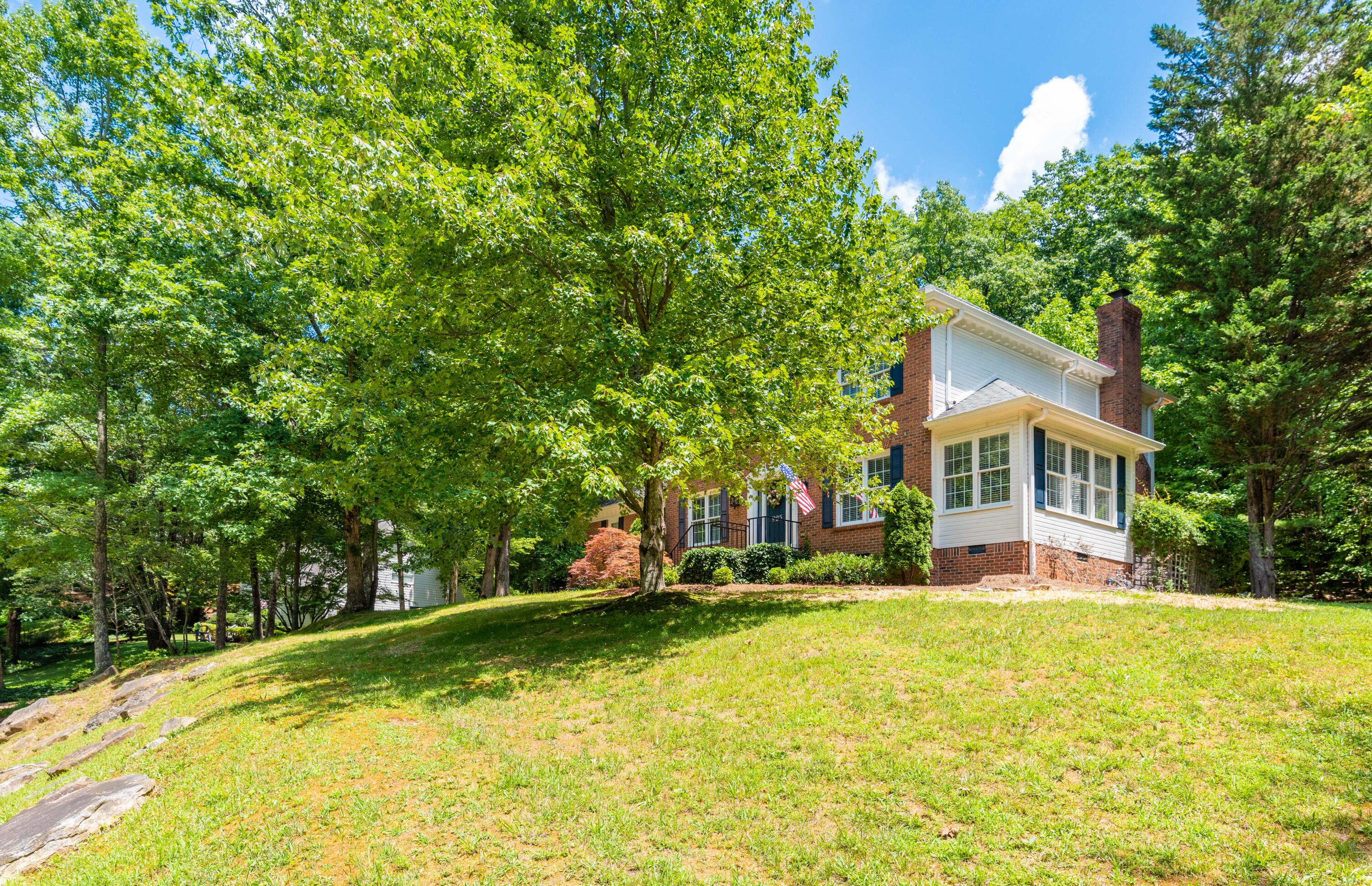 925 Dunsinane Road Signal Mountain, TN 37377 - Photo 4 of 68 4