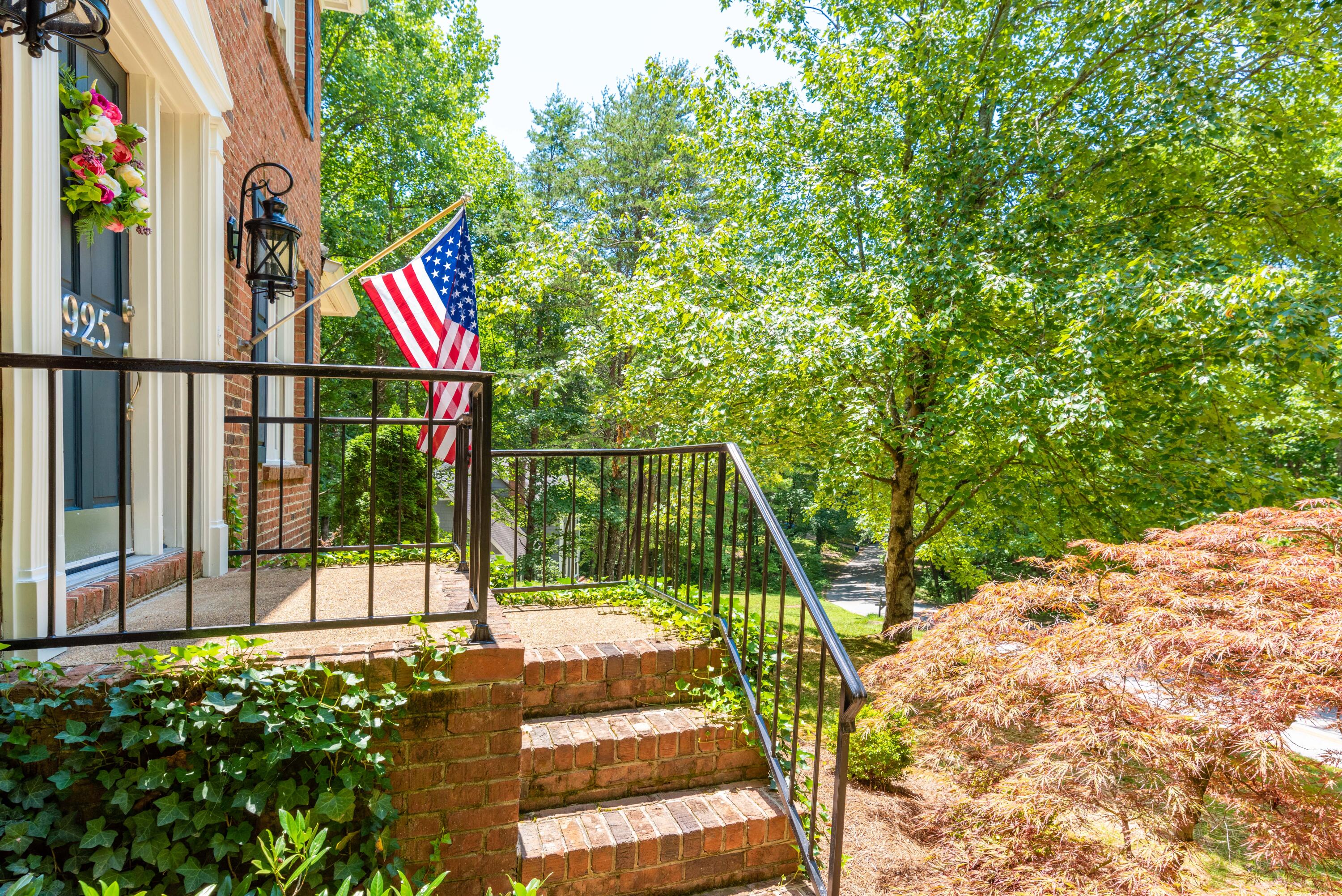 925 Dunsinane Road Signal Mountain, TN 37377 - Photo 5 of 68 5