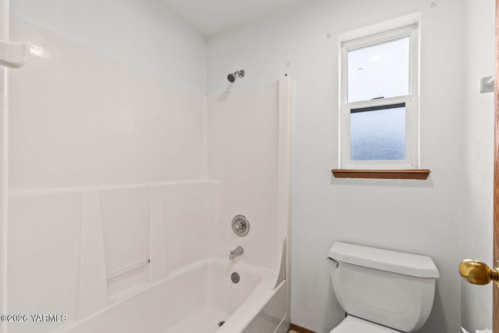 1390 Freimuth Road Selah, WA 98942 - Photo 15 of 48 Primary Bedroom/Bathroom