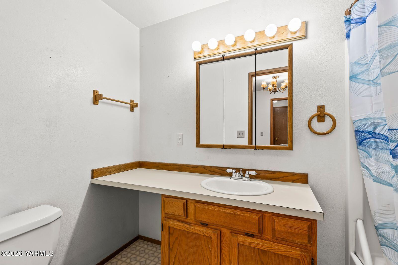 1390 Freimuth Road Selah, WA 98942 - Photo 20 of 48 Bathroom 2