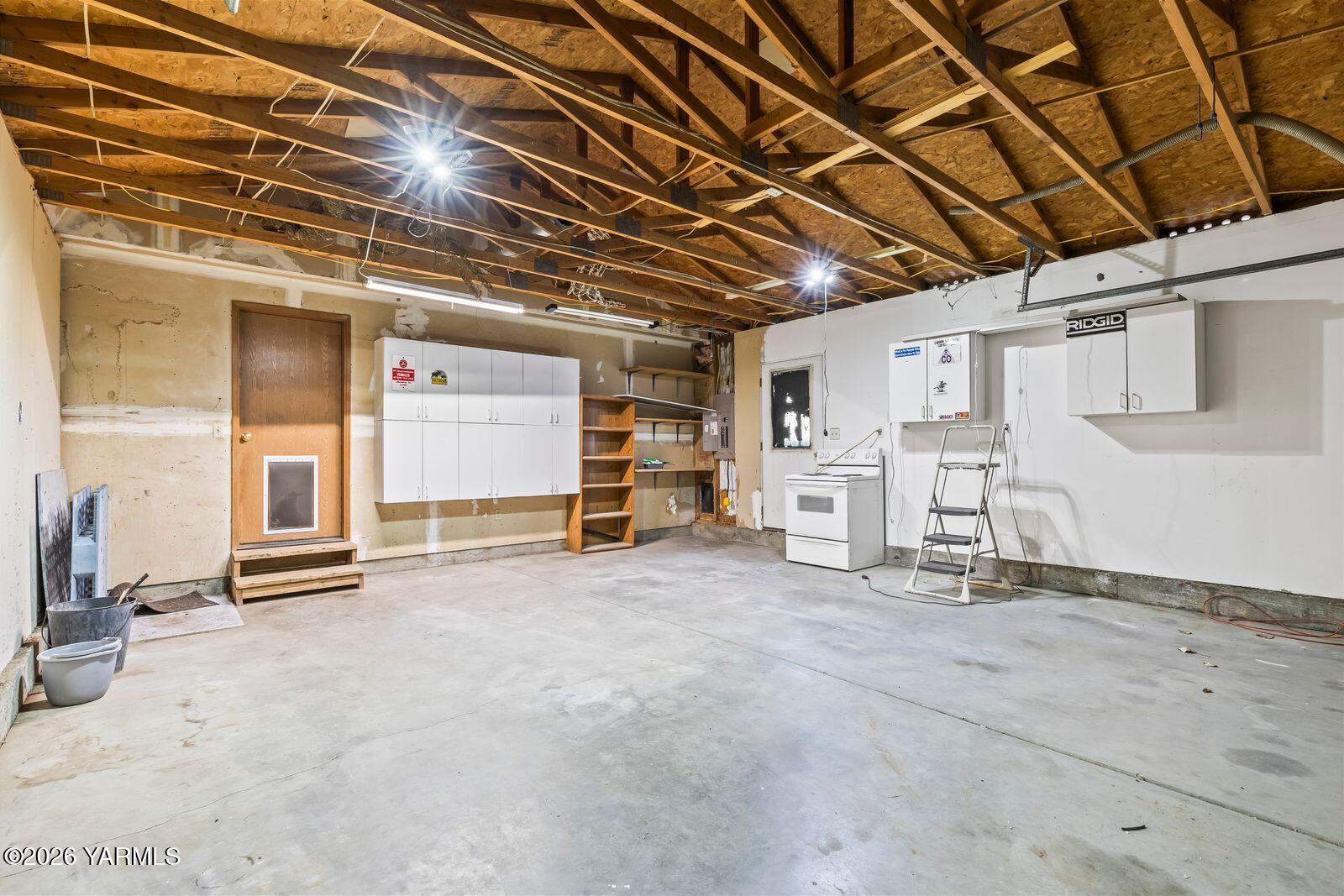 1390 Freimuth Road Selah, WA 98942 - Photo 24 of 48 Garage