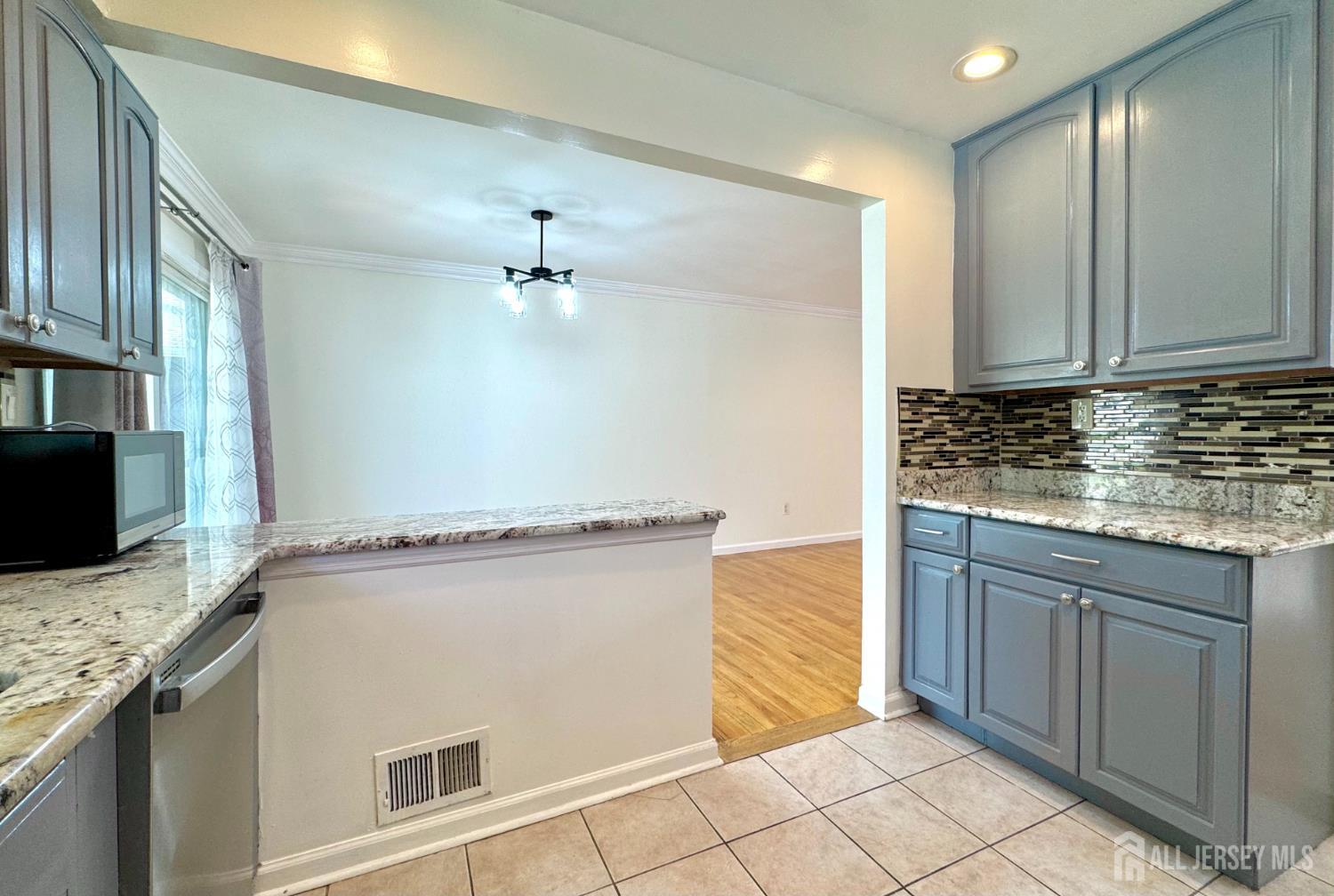 19 Library Place Edison, NJ 08820 - Photo 9 of 25