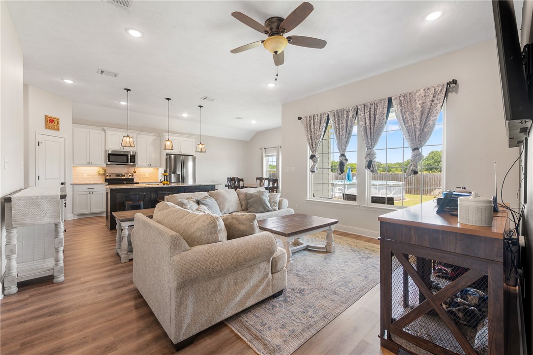 401 Brazos Bend Snook, TX 77879 - Photo 4 of 19