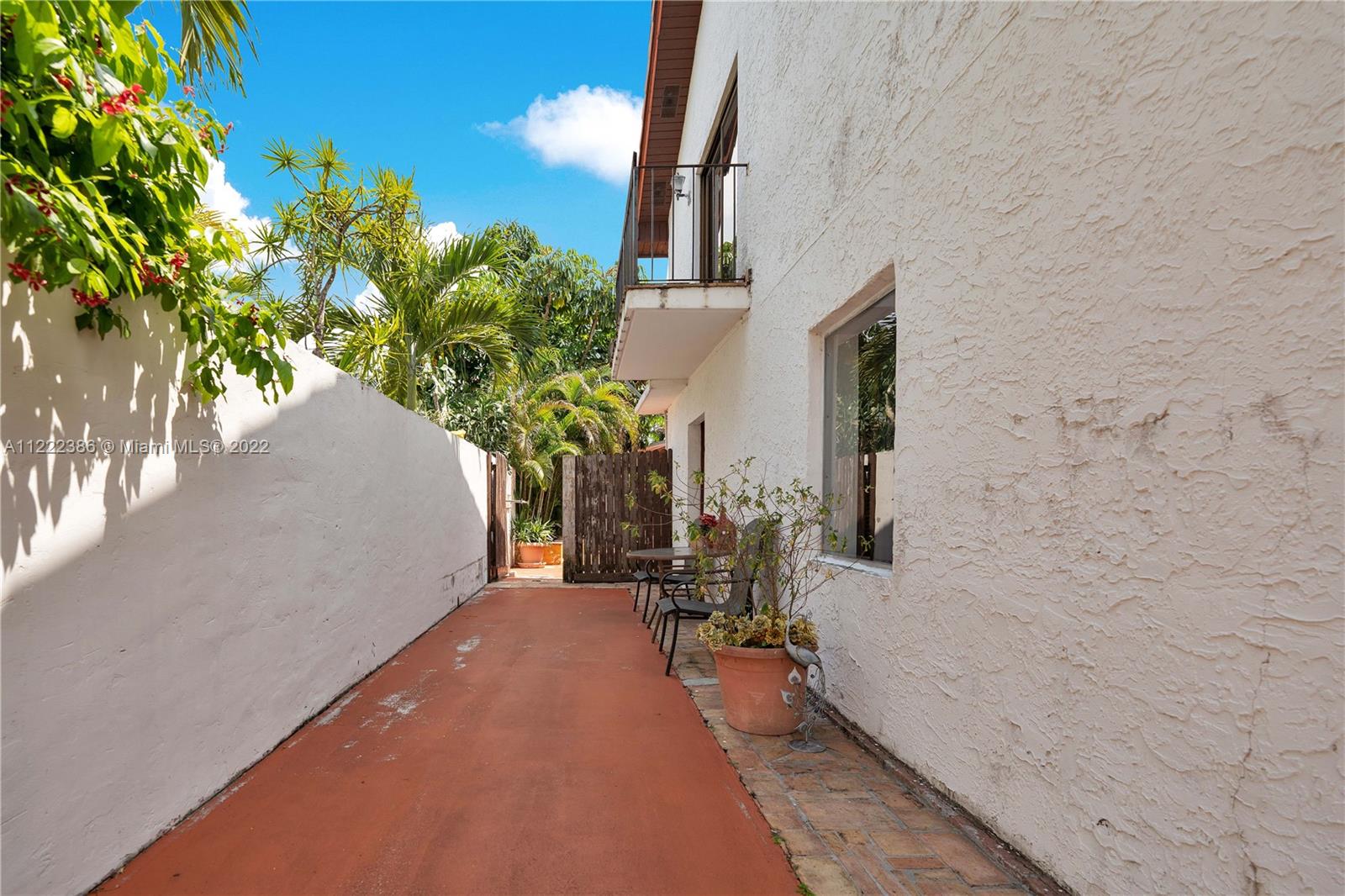 830 East 18th Street Hialeah, FL 33013 - Photo 36 of 37 view of hall with yard