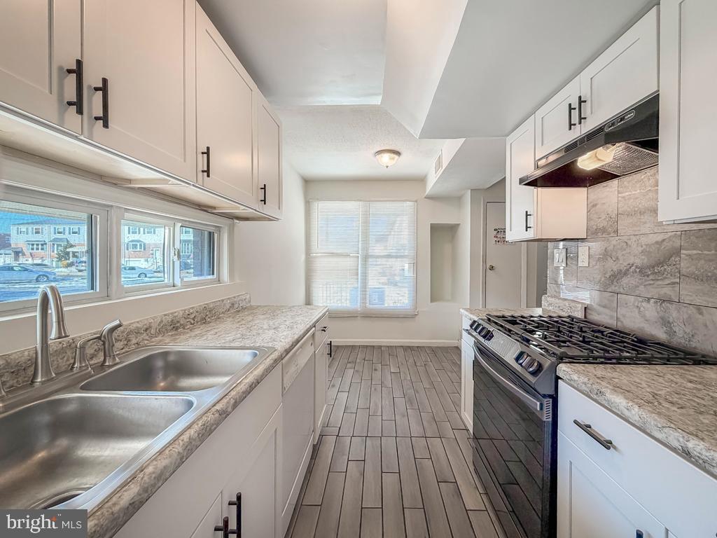3850 Woodhaven Road, Unit 901 Philadelphia, PA 19154 - Photo 13 of 24 a kitchen that has a sink and a stove