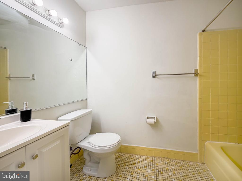3850 Woodhaven Road, Unit 901 Philadelphia, PA 19154 - Photo 22 of 24 a bathroom with a toilet and a shower