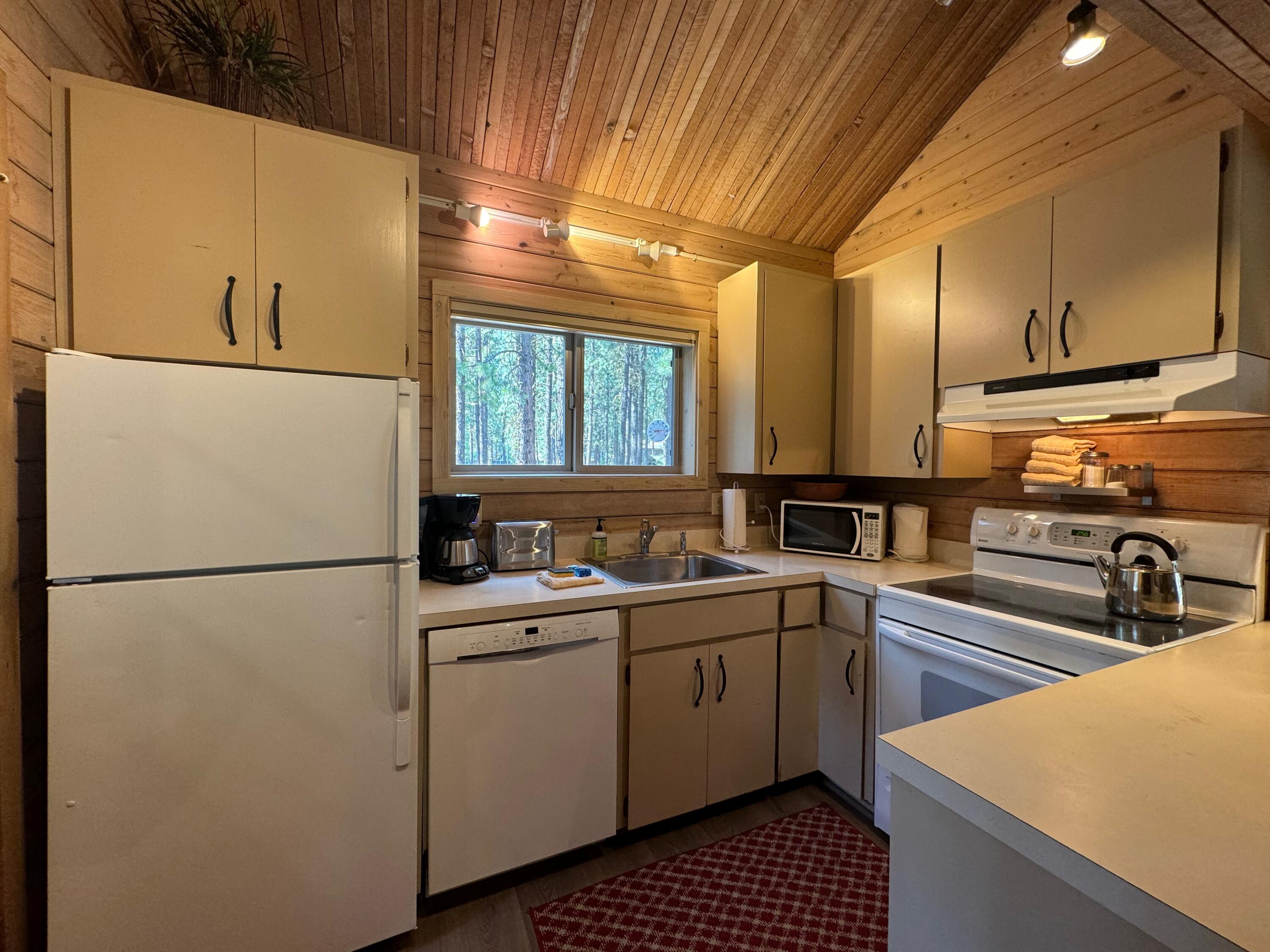 70942 Mule's Ear, Unit TC8 Black Butte Ranch, OR 97759 - Photo 9 of 37 Everything you need for a nice getaway