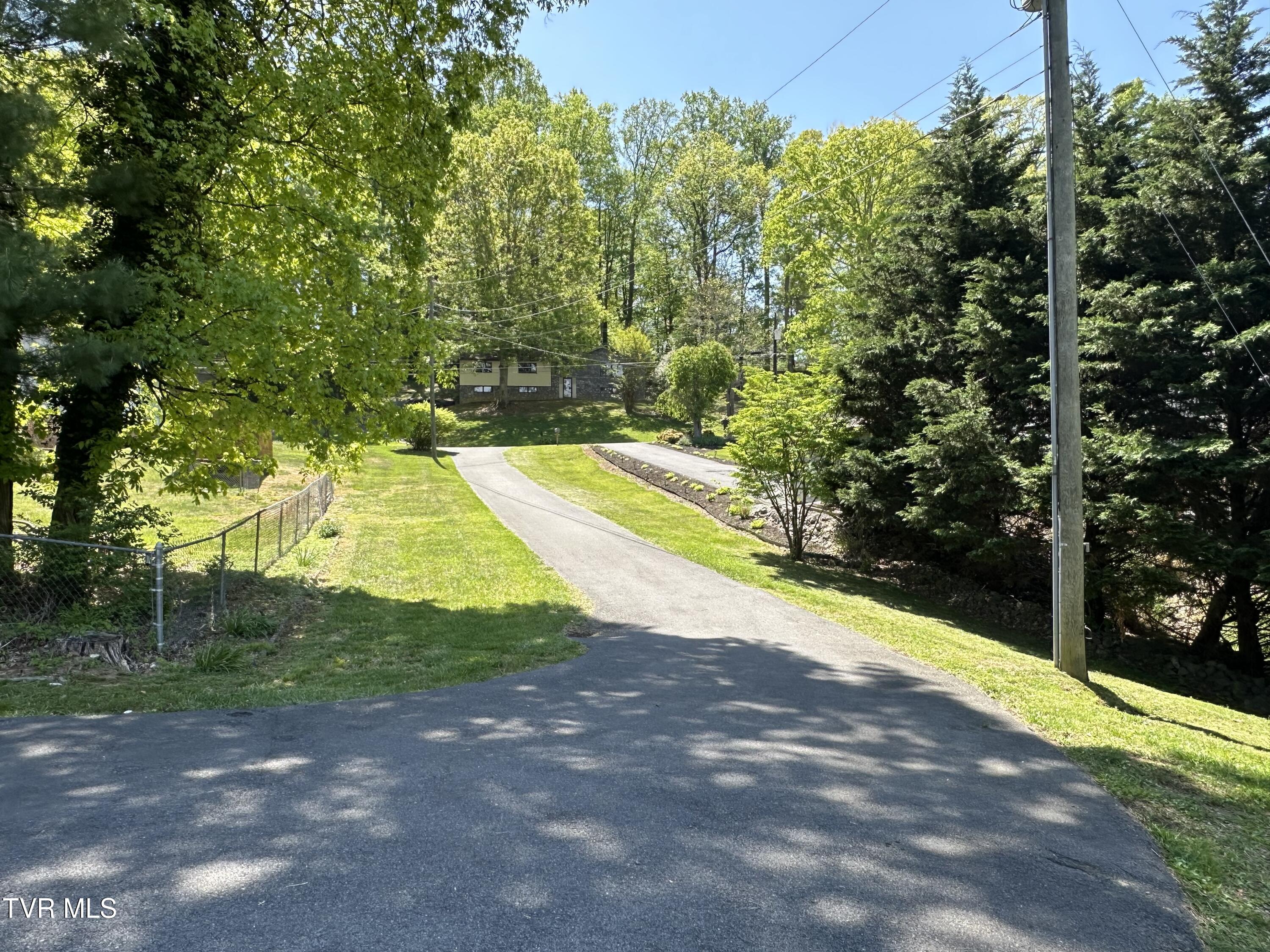 21506 Plantation Road Bristol, VA 24202 - Photo 2 of 70 IMG_1918
