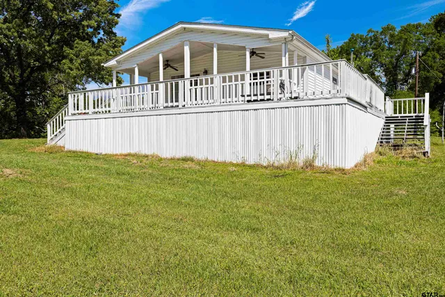 a view of a house with backyard and garden