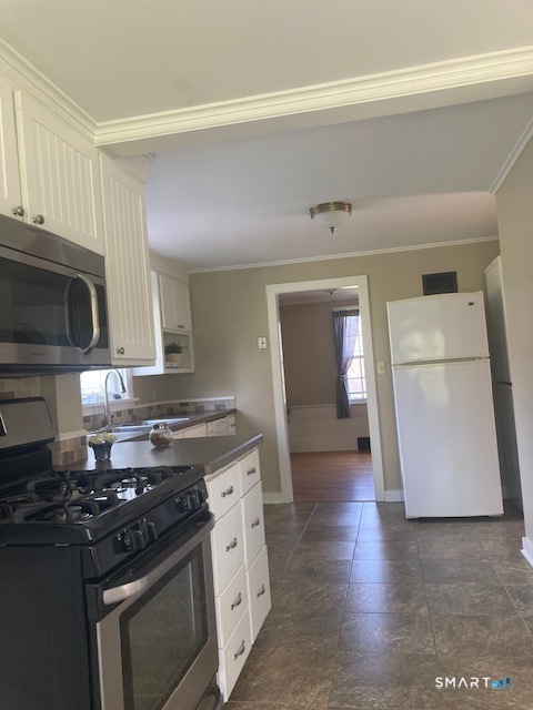 88 Knox Road Litchfield, CT 06759 - Photo 14 of 28 a kitchen with a stove and a refrigerator