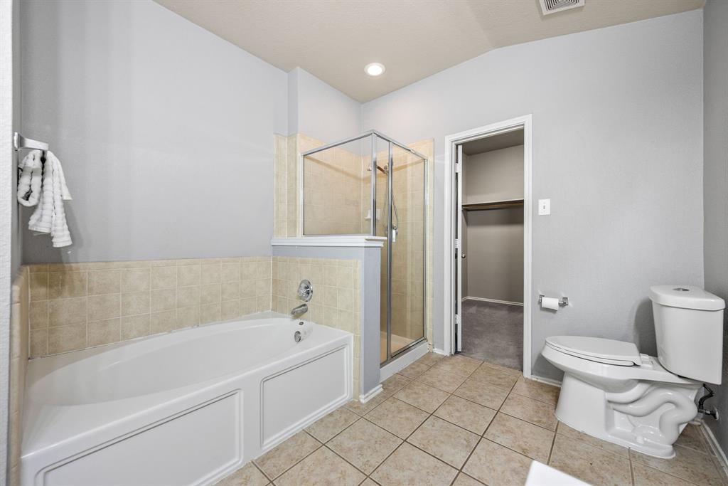 601 Amy Way Euless, TX 76039 - Photo 26 of 40 a bathroom with a bathtub and a toilet