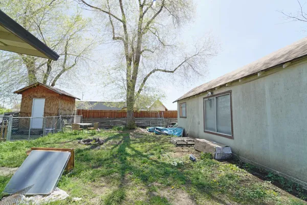 a view of a house with a backyard