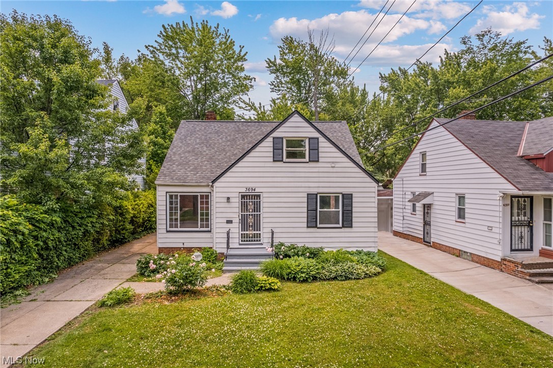 3694 Grosvenor Road Cleveland, OH 44118 - Photo 1 of 29