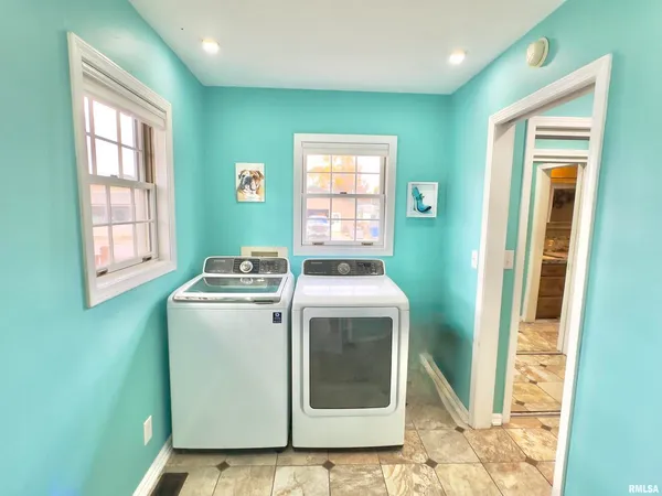 $349,500 | 521 North Locust Street, Flora, IL 62839