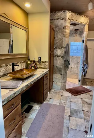 $375,000 | 521 North Locust Street, Flora, IL 62839