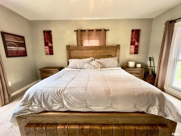 $349,500 | 521 North Locust Street, Flora, IL 62839